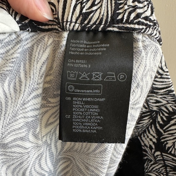 H&M Black and White Feather Print Ankle Pants, Fun Flowy Pants, Size 12 - Picture 11 of 15